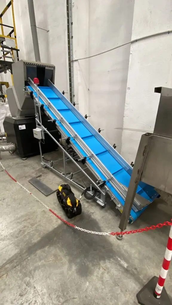 Transportador de banda inclinado instalacion en fabrica
